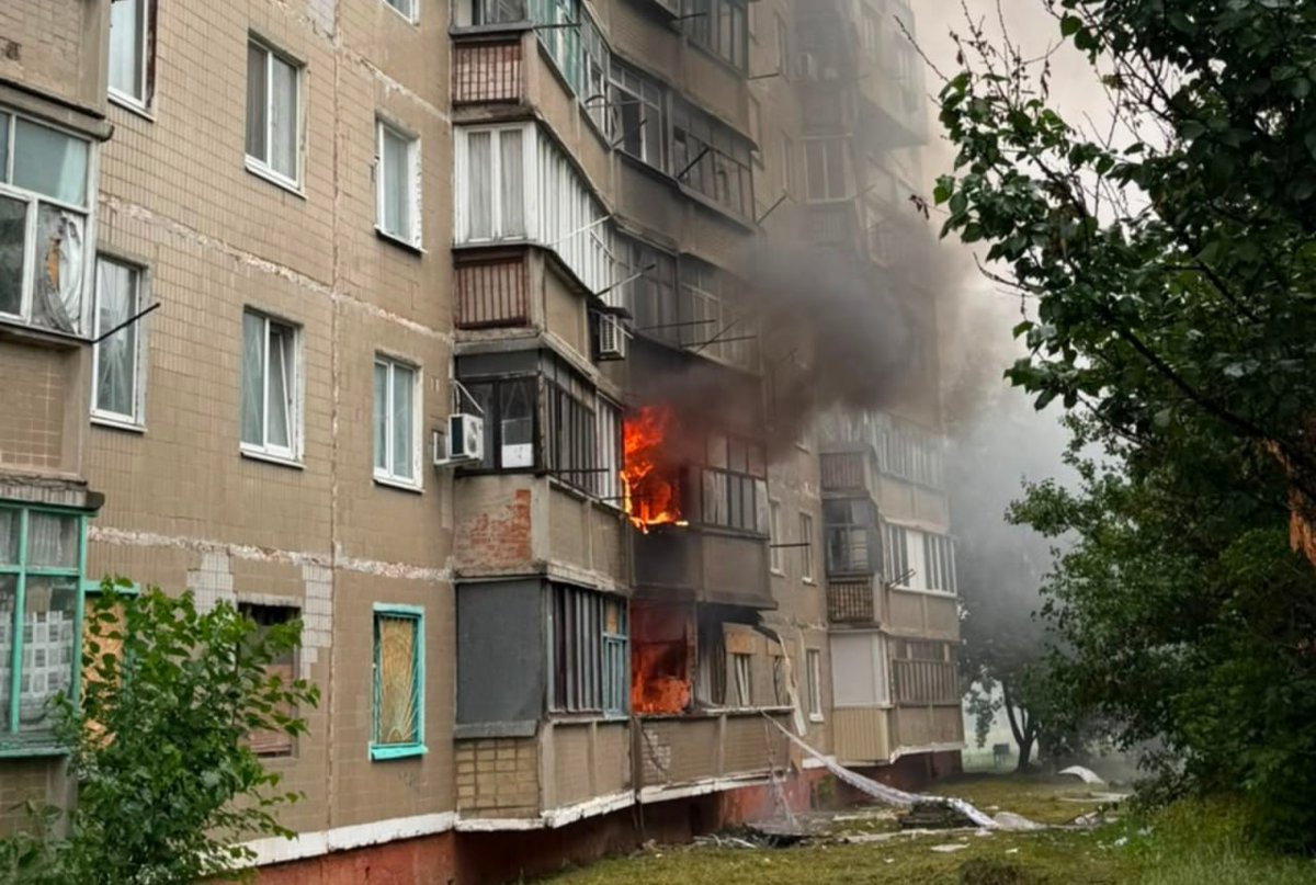 pogrebeckij's tweet photo. Краматорськ під масованим бомбардуванням ворога: четверо цивільних загинули, серед них дитина, дев’ятьох поранено
 
10 липня 2026 року у період з 15:01 до 15:20 зс рф завдали 7 авіаударів по Краматорську та селищу Біленьке. Засоби ураження поцілили по багатоквартирному та приватних будинкам. Внаслідок атаки загинули 4 мирних жителів. Серед них - 18-річна дівчина та її брат 14 років. Ще 9 містян віком від 35 до 75 років дістали поранення.