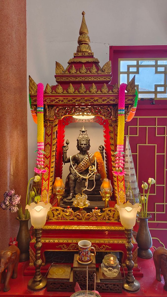OuterGod2541's tweet photo. 『คาถาหัวใจพระพรหม』ของหลวงพ่อบ๋าวเอิง วัดญวณสะพานขาว

ดูเนื้อความของคาถาแล้ว รวมเอาพรหมหลายนัยเข้าไว้ด้วยกันในคาถาเดียว

ท้าวมหาพรหมสหัมบดี, พรหมวิหาร 4, พรหมจริยา มีศีลเป็นต้น, และพรหมเหนือพรหม คือองค์พระสัมมาสัมพุทธเจ้า

นับว่าเป็นคาถาที่ดีให้ได้พินิจในพรหม เป็นเมตตามหานิยมนัก https://t.co/O3mZnURxpH