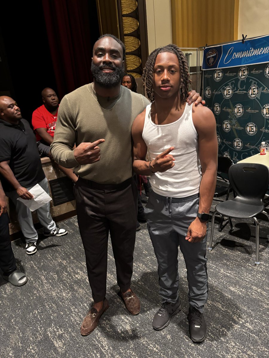 WilliamsQuayon4's tweet photo. Big Thanks to @demario__davis for stopping by to speak and have breakfast with us !! @EHSMinutemenFB @EHSCoachKD @CoachKline199 @BrendanScoutsNJ https://t.co/1CpEuoEsTW