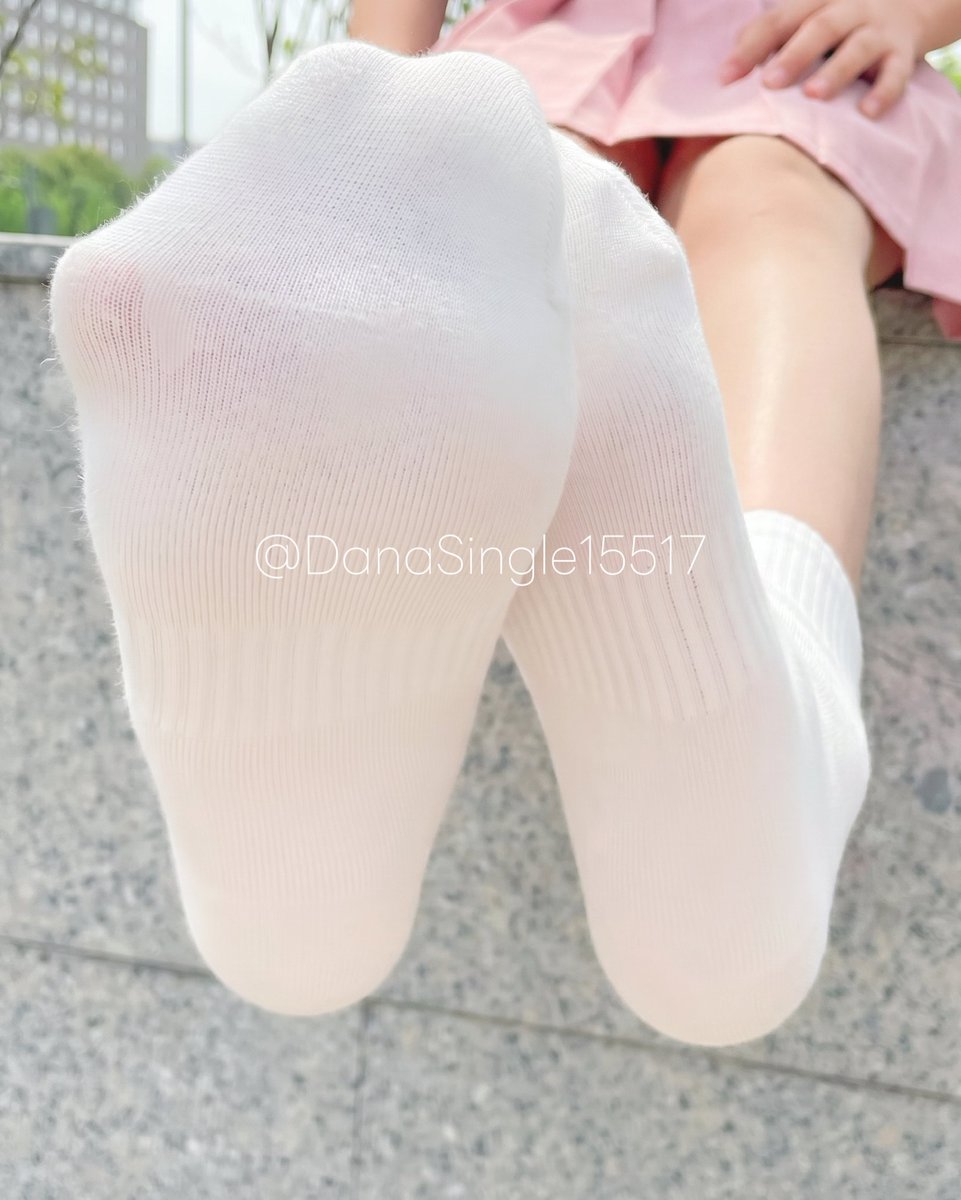 DanaSingle15517's tweet photo. 妹妹香香的白袜脚底想不想闻一下什么味道呢? #原味 https://t.co/sueVpQugmV