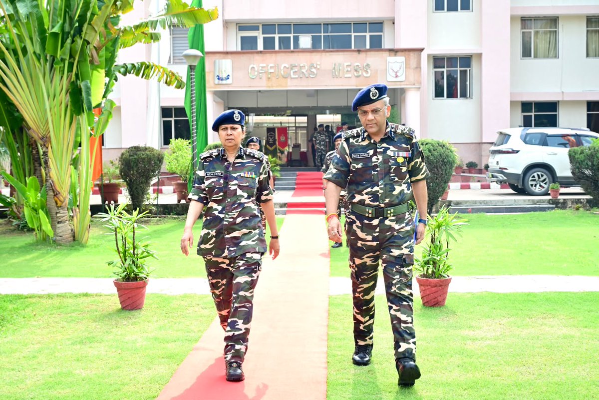 SSBFTRLUCKNOW's tweet photo. #ADGSSBOnTour
ADG, SSB श्रीमती रेखा लोहानी (भा.पु.से.) के सीमांत मुख्यालय, लखनऊ आगमन पर महानिरीक्षक श्री रत्न संजय (भा.पु.से.) एवं सीमांत मुख्यालय के समस्त अधिकारियों ने उनका आत्मीय स्वागत किया। 
#SashastraSeemaBal #FTRSSBLUCKNOW 
 @SSB_INDIA https://t.co/45iiueEy3J