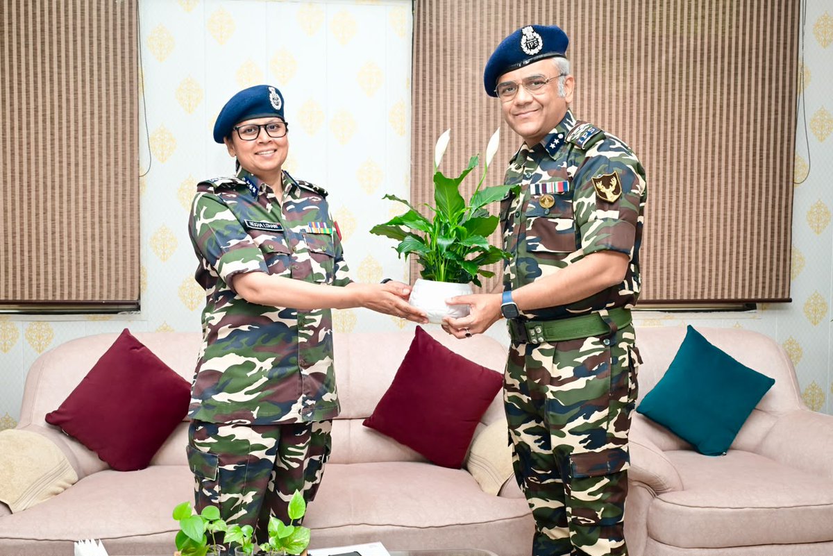 SSBFTRLUCKNOW's tweet photo. #ADGSSBOnTour
ADG, SSB श्रीमती रेखा लोहानी (भा.पु.से.) के सीमांत मुख्यालय, लखनऊ आगमन पर महानिरीक्षक श्री रत्न संजय (भा.पु.से.) एवं सीमांत मुख्यालय के समस्त अधिकारियों ने उनका आत्मीय स्वागत किया। 
#SashastraSeemaBal #FTRSSBLUCKNOW 
 @SSB_INDIA https://t.co/45iiueEy3J