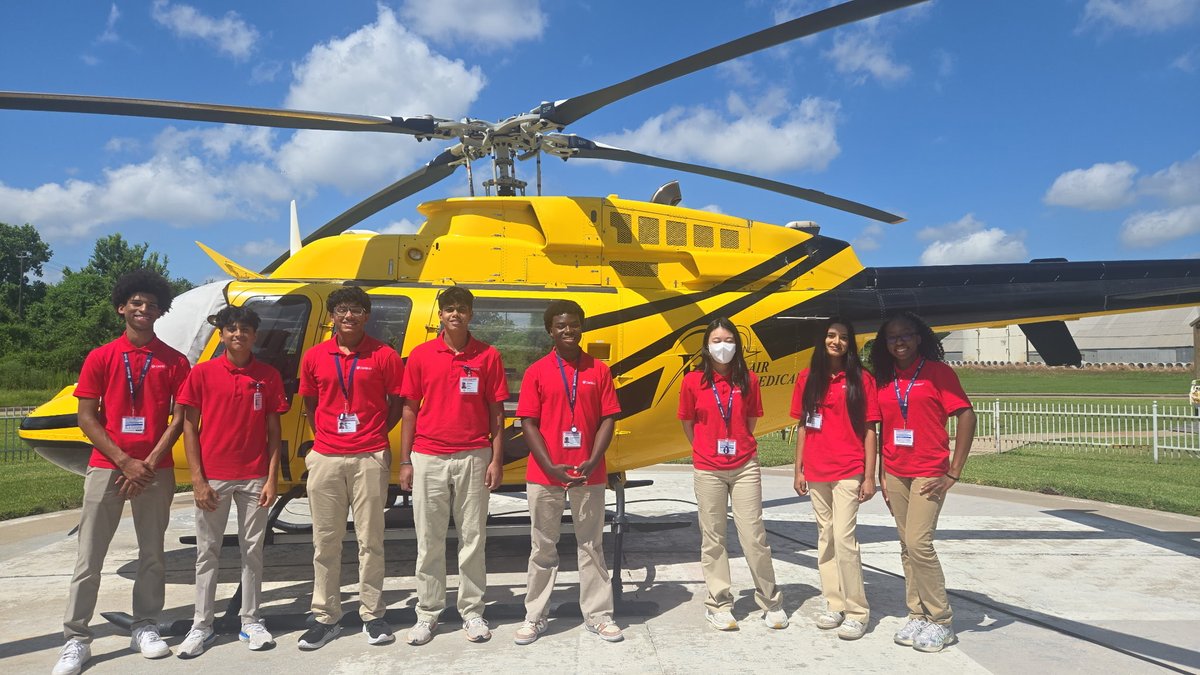 phi_richmond's tweet photo. We love when we get to show off our amazing bumblebee 🐝 🚁 

#bestjobever #PHIhealth #flightparamedic #flightnurse #PHImedical #HereForYou #phicares #lifeflight #AirMedical #EMS https://t.co/Xd1HUNSbaS