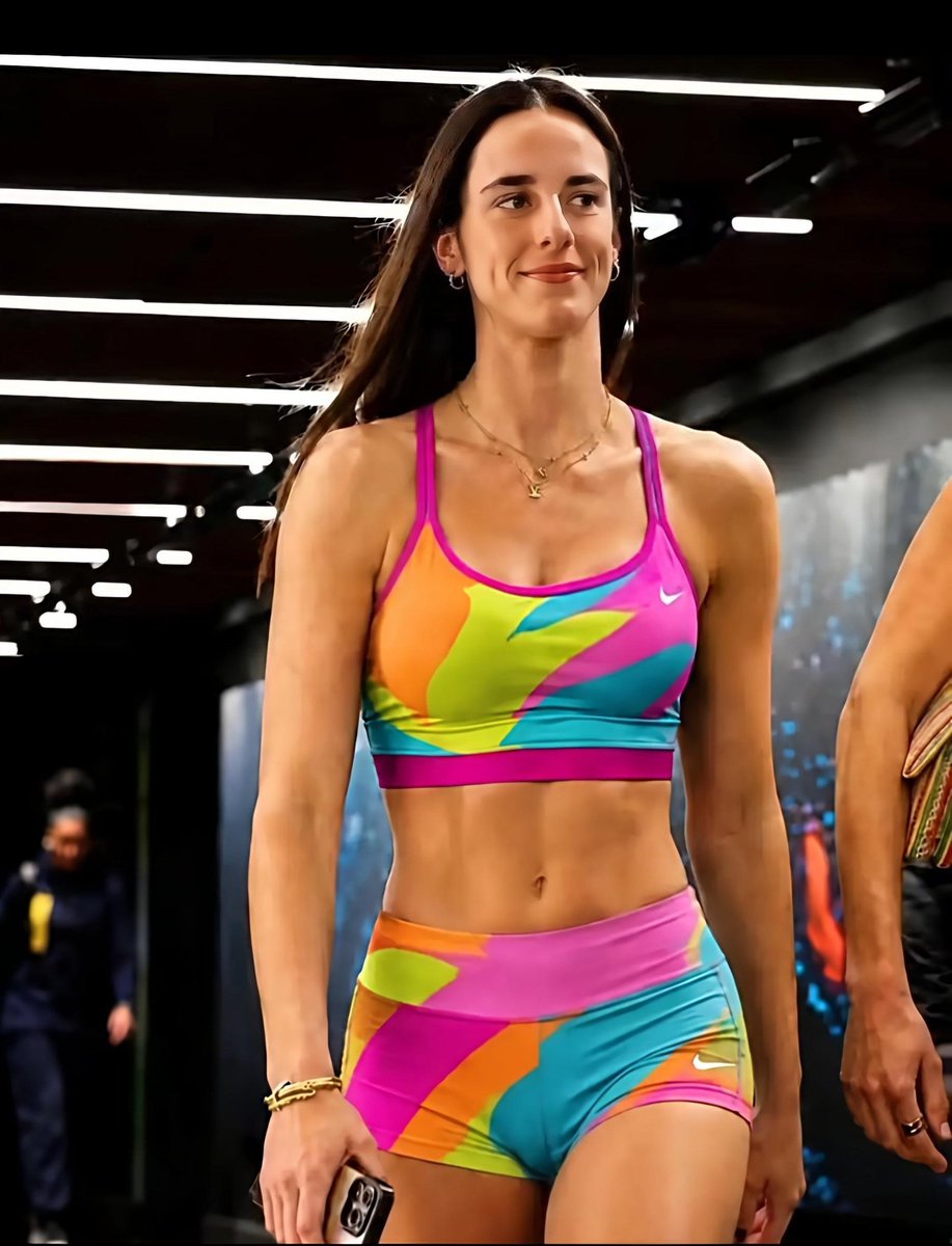 yourself_44's tweet photo. 24 years old Caitlin Clark's today tunnel fit check for Atlanta game 🤯🥵 https://t.co/qx0VaSmQy8