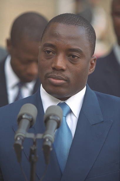 Issa100za's tweet photo. À seulement 29 ans, Joseph Kabila a accédé à la magistrature suprême de la République démocratique du Congo dans l’une des périodes les plus difficiles de son histoire. Succéder à son père après son assassinat, alors que le pays était plongé dans la guerre et les tensions régionales, exigeait un sang-froid et un sens des responsabilités peu communs.

Durant son mandat, il a présidé une période marquée par la réunification progressive du pays, l’organisation des élections de 2006 — les premières élections pluralistes depuis des décennies — ainsi que la reconstruction de nombreuses infrastructures. Malgré les nombreux défis auxquels la RDC était confrontée, il est resté l’une des figures politiques les plus influentes de son époque.

Quelles que soient les opinions que l’on puisse avoir sur son bilan, son accession au pouvoir à un si jeune âge et sa longévité à la tête de l’État font de Joseph Kabila un acteur majeur de l’histoire contemporaine de la République démocratique du Congo. Son parcours illustre le poids des responsabilités qu’un dirigeant peut être amené à assumer dans des circonstances exceptionnelles.