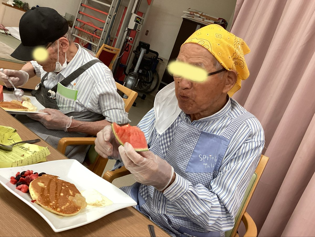 carrefour_inami's tweet photo. デイサービスファンの皆さんでおやつレクをしました😋男性陣がホットケーキ🥞を焼いてくれ、女性陣がトッピング用にフルーツをカット🔪してくれました✨仕上げにバニラアイスを添え　とってもスペシャルなおやつになりました😍
#カルフール印南　#介護施設　#ファン　#レク　#クッキング　#印南町 https://t.co/MK0eFJMF6g