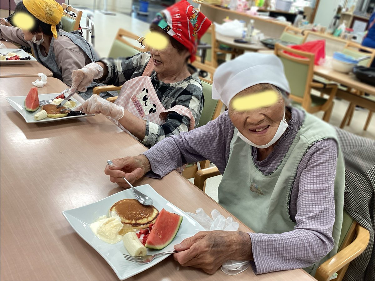 carrefour_inami's tweet photo. デイサービスファンの皆さんでおやつレクをしました😋男性陣がホットケーキ🥞を焼いてくれ、女性陣がトッピング用にフルーツをカット🔪してくれました✨仕上げにバニラアイスを添え　とってもスペシャルなおやつになりました😍
#カルフール印南　#介護施設　#ファン　#レク　#クッキング　#印南町 https://t.co/MK0eFJMF6g