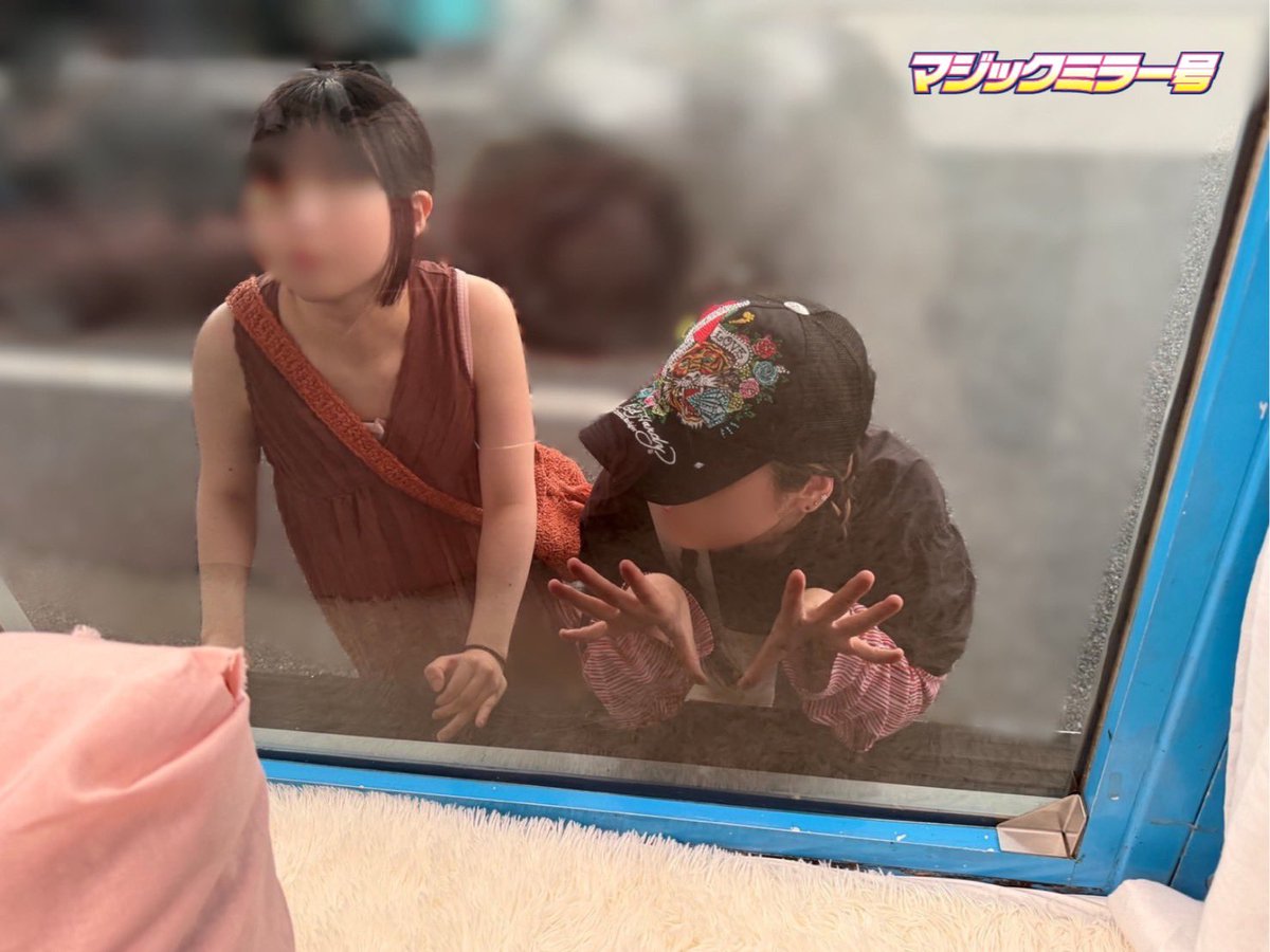 car_magicmirror's tweet photo. 撮影中にマジックミラー号を覗き込まれた方々には、後ほどスタッフより出演許諾書のご記入をお願いする場合があります。 https://t.co/FYEYUybob2