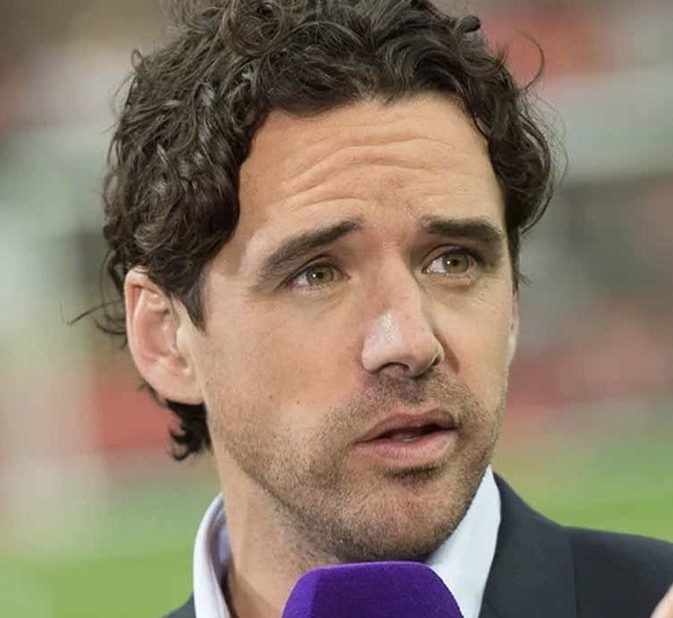 ChinoUTD's tweet photo. 🚨 Owen Hargreaves explains why Andrey Santos is a Michael Carrick signing:

“Some Chelsea fans are laughing, saying they’ve sold Manchester United £50m worth of baggage. I think they’re looking at it the wrong way. This isn’t just a Manchester United signing. This is a Michael Carrick signing.

When Carrick looked at his midfield, he already had players who could dictate play. What he didn’t have was a midfielder who hunts the ball the way Andrey Santos does.

He’s relentless. He presses, he tackles, he blocks shots, he tracks runners and he wins possession high up the pitch. The best part is that he doesn’t just win the ball back, he starts attacks with those recoveries. Give an opponent one loose touch and Santos is already there turning defence into attack.

That’s a profile United have been missing for years. If INEOS are bringing in players because they’re exactly what Carrick wants, then I’d say United are finally recruiting with a clear football plan. And that’s far more important than winning transfer debates in July.”