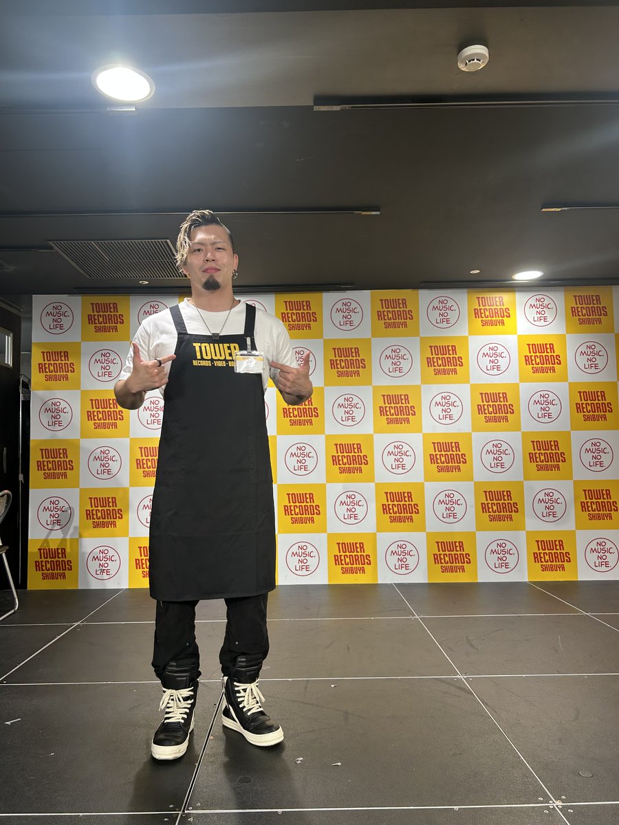 njpw1972's tweet photo. 4日後に誕生日を迎える藤田選手へ
渡辺リングアナからのサプライズケーキ🎂
あたたかい拍手につつまれイベント終了🎉🎉

たくさんのご参加
ありがとうございました！

#タワ渋njpw https://t.co/blv34LXN4a