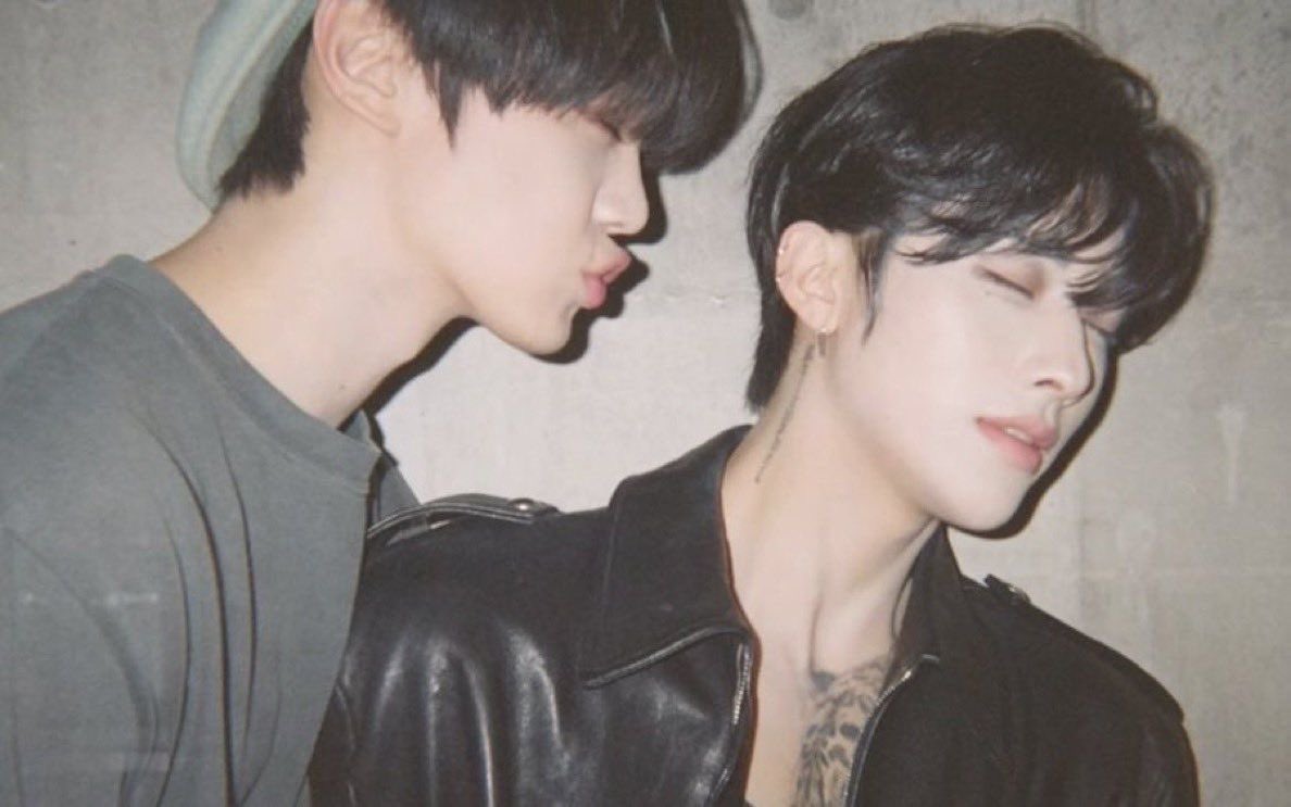 cuntyrik's tweet photo. “if you need a kiss, take it”  -  Kim Gyuvin  (probably speaking about Shen Ricky) https://t.co/TYiWjnRlZH