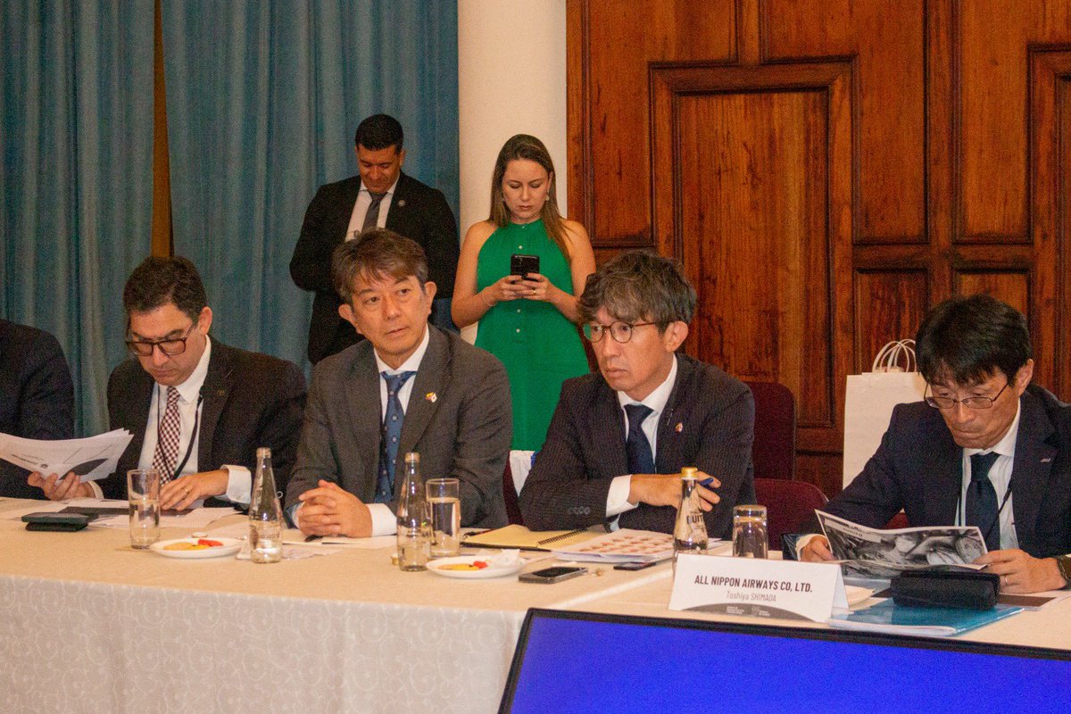 Produccion_Ecu's tweet photo. En la reunión, ministros y viceministros de Gobierno expusieron las ventajas competitivas del país y las oportunidades de inversión en sectores estratégicos como comercio, agroindustria, salud, energía, infraestructura, transporte y movilidad sostenible. https://t.co/gdIXsi14Na