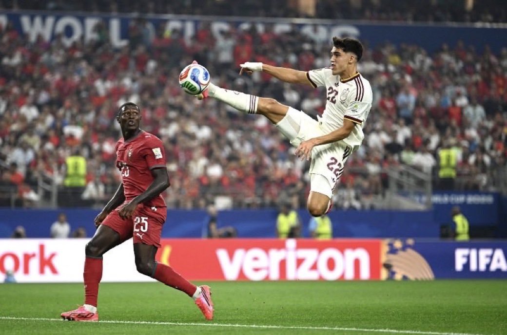 Drayven1947's tweet photo. Nobody mendes to cubarsi: Omo see leg way this guy carry come 😭😂 https://t.co/rtqhE4tSIm