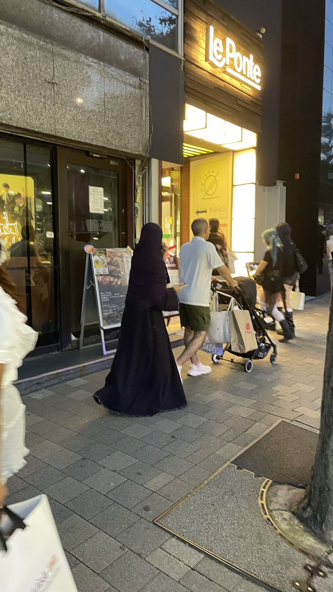 s_kikutake's tweet photo. 今日の東京。
真っ黒イスラム女が目だけ出して歩いていました。
こわいです…😔
#移民で治安悪化
#藤沢モスク反対 https://t.co/fIiYdYoaCK
