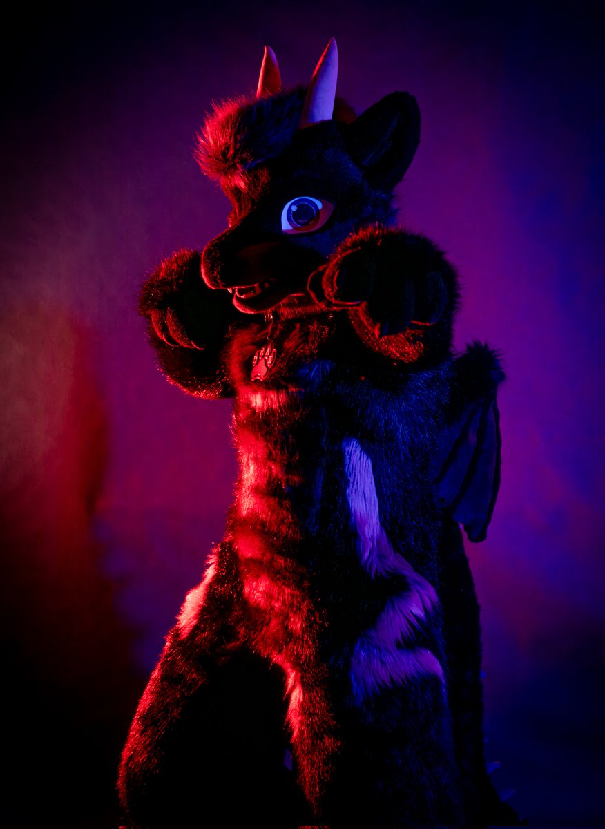FluffyDraxtek's tweet photo. The colour red conveys danger, but also lust, feel like finding out which it is this time? ✨
.
📸 @BukMar_Sergal
.
.
.
#fursuitfriday #furryfandom #furry #furrycommunity #lights https://t.co/pWlL2bMEO8