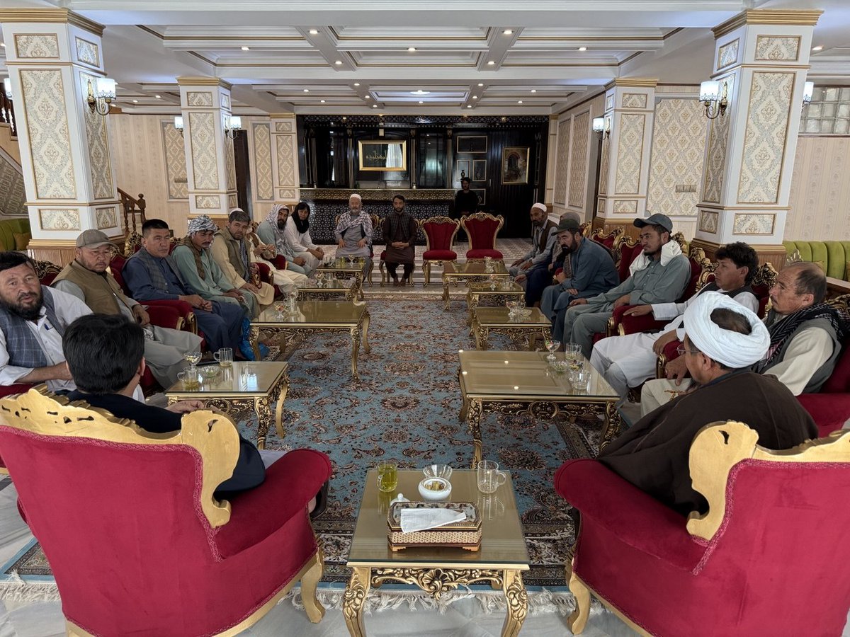 MahdaviOffice's tweet photo. جمعی از متنفذین مردمی کابل بامحترم دکتر مهدوی دیدار کردند. ایشان وحدت و همدلی میان ملت افغانستان را عامل ثبات و پیشرفت  کشور دانسته، جوانان را به تلاش، کار و فعالیت های اقتصادی برای بهبود وضعیت خانواده و جامعه تشویق کرده واز طرح مشکلات و پیشنهادات شان با مراجع مربوطه اطمینان داد. https://t.co/rnUgAk6Ups