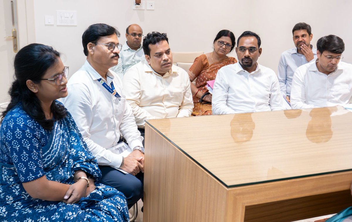 DipikaPS's tweet photo. आज रांची स्थित आवासीय कार��यालय में APEDA की सहायक महाप्रबंधक सुश्री अंजलि नेहा लकड़ा, क्षेत्रीय प्रमुख (कोलकाता) श्री सीताकांत मंडल, झारखंड के निर्यातक श्री अब्दुल हमीद खान (ऑल सीज़न्स फार्म फ्रेश) ने मुलाकात की।

बिरसा हरित ग्राम योजना के तहत उत्पादित आमों का झारखंड के पूर्वी सिंहभूम, लोहरदगा, सिमडेगा, गुमला एवं देवघर सहित पाँच जिलों से JSLPS और APEDA द्वारा लंदन और दुबई तक निर्यात किया गया है।

इस अवसर पर आगामी वर्षों में न��र्यात का दायरा बढ़ाने पर चर्चा हुई। साथ ही झारखंड में JSLPS  के स्वयं सहायता समूहों से जुड़ी ग्रामीण महिलाओं,  उत्पादक कंपनियों (FPCs) द्वारा उत्पादित विभिन्न फल, सब्जियों एवं अन्य कृषि उत्पादों के निर्यात की संभावनाओं को बढ़ावा देने पर भी विमर्श हुआ।