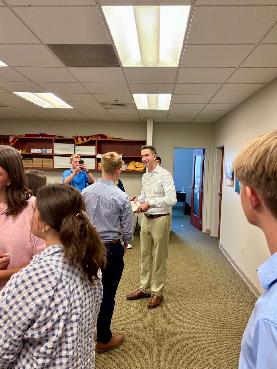 SenTomCotton's tweet photo. Enjoyed my visit with @SarahHuckabee’s interns in Little Rock.

They are the next generation of Arkansas leaders. https://t.co/CYBH7vAtCI