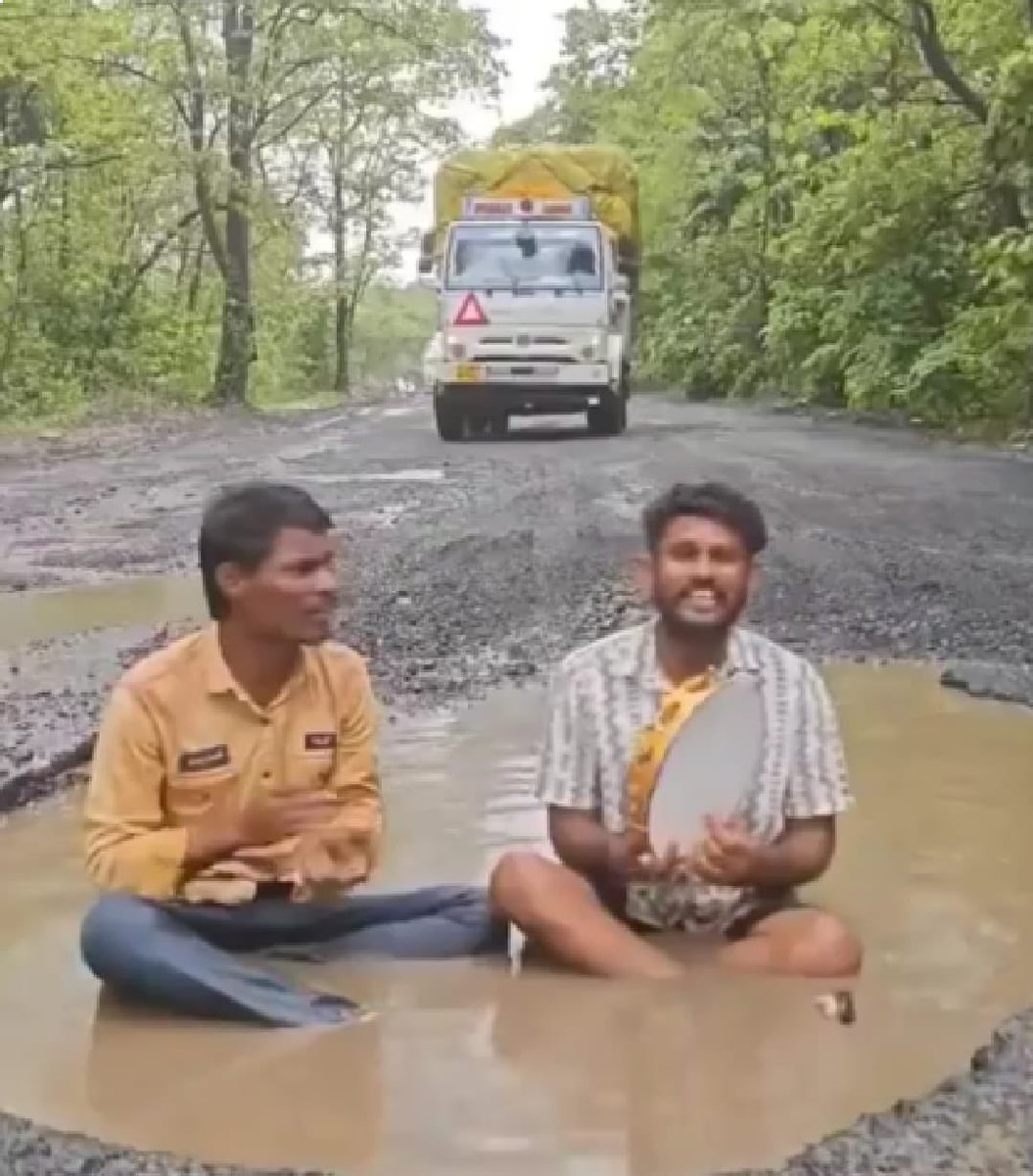 budhwardee's tweet photo. अर्थव्यवस्था को गति चाहिए इसलिए सड़क पर गड्ढे ज़रूरी हैं!

अर्थव्यवस्था को आगे बढ़ाने के लिए निवेश चाहिए, उद्योग चाहिए, रोज़गार चाहिए। लेकिन ये सब पुराने ज़माने की बातें हैं। आधुनिक विकास मॉडल ने एक नया सिद्धांत खोज निकाला है सड़क पर जितने ज़्यादा गड्ढे, अर्थव्यवस्था उतनी ज़्यादा मज़बूत।

आख़िर सोचिए, एक गड्ढा सिर्फ़ गड्ढा नहीं होता। वह तो चलता-फिरता आर्थिक पैकेज होता है।

सबसे पहले सड़क बनती है। फिर कुछ महीनों बाद सड़क टूटती है। फिर टेंडर निकलता है। ठेकेदार आता है, मिट्टी डालता है, रोलर चलता है, बिल बनता है, भुगतान होता है। पहली कमाई पूरी।

फिर बारिश आती है। गड्ढा वापस हो जाता है।

फिर नया टेंडर, नया ठेका, नई मरम्मत, नया भुगतान। यानी एक ही गड्ढा बार-बार रोज़गार पैदा करता है। ज़रा सोचिए गड्ढा तीन पीढ़ियों तक ठेकेदारी का सहारा बन सकता है। इसे ही शायद सतत विकास कहते होंगे।

अब ज़रा वाहन मालिकों का योगदान देखिए।

गाड़ी गड्ढे में गिरी नहीं कि सस्पेंशन ने हाथ जोड़ लिए। टायर का समय पूरा हुआ। व्हील एलाइनमेंट बिगड़ गया। शॉक एब्ज़ॉर्बर बदल गया।

मैकेनिक की दुकान पर रौनक आ गई। ऑटो पार्ट्स की बिक्री बढ़ गई। सर्विस सेंटर में भीड़ लग गई। बीमा कंपनी को नया क्लेम मिल गया। टायर निर्माता खुश, बैटरी वाला खुश, वेल्डिंग वाला खुश।

सबसे बड़ी बात गाड़ी जितनी उछलेगी, उतना ज़्यादा ईंधन जलेगा। पेट्रोल पंप की बिक्री बढ़ेगी। ईंधन की खपत बढ़ेगी। एथनॉल की मिलावट बढ़ेगी अर्थव्यवस्था का पहिया और तेज़ घूमेगा।

बारिश आई तो गड्ढा साधारण गड्ढा नहीं रहा, मिनी झील बन गया।

राहगीर अंदाज़ा लगाते रहे कि पानी दो इंच है या दो फ़ुट। हर सफ़र एक रोमांचक अभियान बन गया। बिना टिकट एडवेंचर स्पोर्ट्स का अनुभव मिलने लगा। लोगो को मुफ़्त में सविमिंग पूल जैसा आनंद.

कौन कहता है कि पर्यटन के लिए पहाड़ और समुद्र चाहिए? हर मोहल्ले में गड्ढों की झीलें हों तो स्थानीय पर्यटन अपने आप विकसित हो जाएगा।

स्वास्थ्य क्षेत्र का योगदान भी कम नहीं है।

कोई फिसला, कोई गिरा, किसी की कमर में मोच आई, किसी का हाथ टूट गया। अस्पतालों में मरीज बढ़े। एक्स-रे सेंटर व्यस्त हुए। दवाइयों की बिक्री बढ़ी। फिजियोथेरेपिस्ट को नए ग्राहक मिले।

रोज़गार का ऐसा समग्र मॉडल शायद ही किसी अर्थशास्त्री ने देखा होगा।

आर्थिक विशेषज्ञों को अब GDP की नई परिभाषा लिखनी चाहिए

प्रति किलोमीटर गड्ढों की संख्या × मरम्मत की आवृत्ति × ईंधन की अतिरिक्त खपत = विकास दर।

अगर किसी शहर में गलती से सड़क पाँच-सात साल तक बिना गड्ढे के रह जाए, तो समझ लीजिए आर्थिक आपातकाल जैसी स्थिति है।

न नया टेंडर।
न मरम्मत।
न मैकेनिक की अतिरिक्त कमाई।
न टायर की बिक्री।
न सर्विस सेंटर पर भीड़।
न पेट्रोल की अतिरिक्त खपत।

इतने लोगों का रोजगार आखिर कैसे चलेगा?

इसलिए गड्ढों को केवल गड्ढा समझना भूल जाइए। वे विकास की नींव हैं, रोज़गार के स्रोत हैं और अर्थव्यवस्था के मौन योद्धा हैं।

हाँ, बस एक छोटी-सी समस्या रह जाती है.

आम आदमी आज भी पुरानी सोच में फँसा हुआ है। वह अब भी चाहता है कि टैक्स देने के बाद सड़क पर गड्ढों का विकास नहीं, सड़क दिखाई दे।

यही सोच शायद इस महान गड्ढा अर्थव्यवस्था मॉडल की सबसे बड़ी चुनौती है।😎