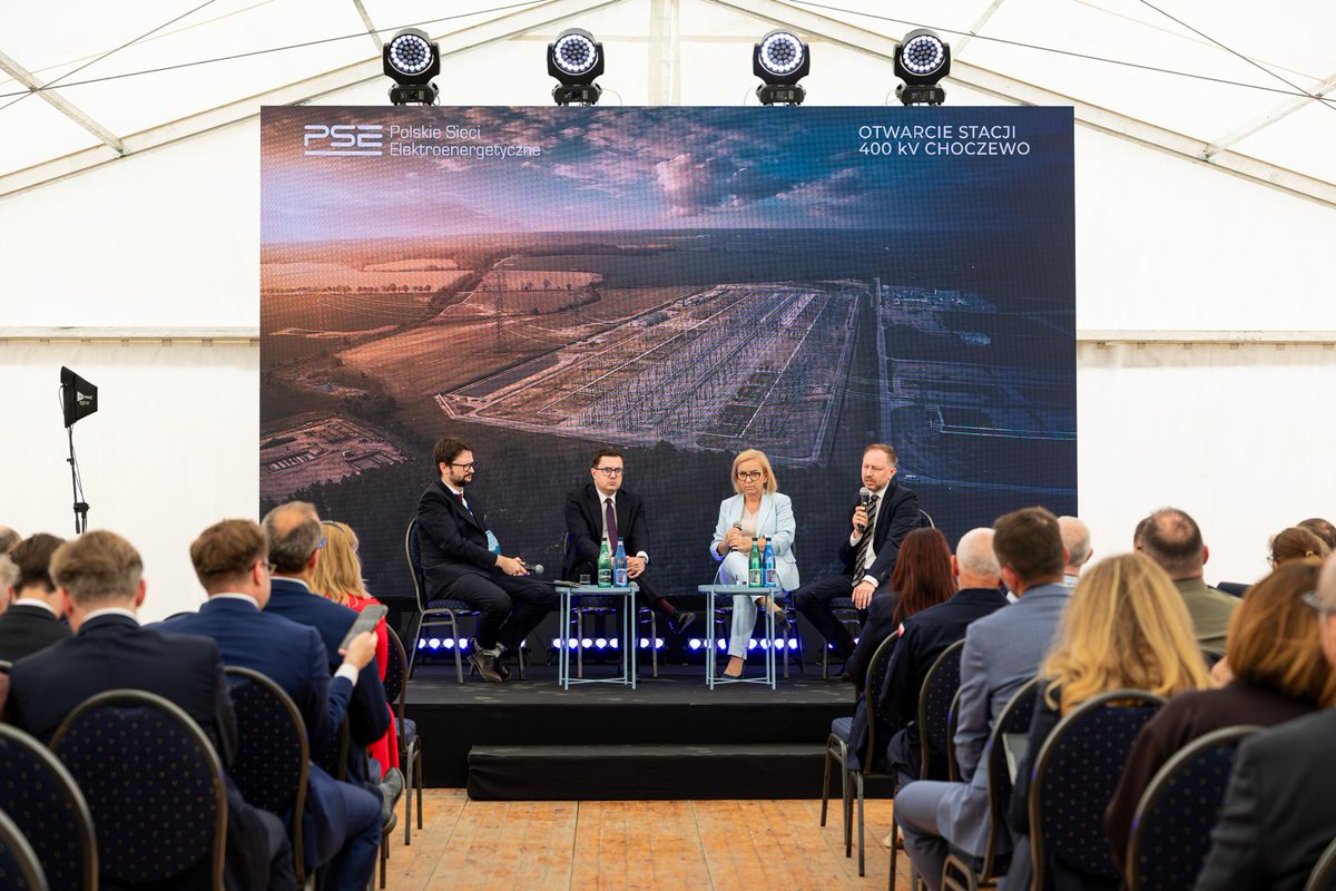 ME_GOV_PL's tweet photo. Minister Energii @motykamilosz i Wiceminister Energii @WoWroch wzięli udział w debacie zorganizowanej podczas uroczystości związanej z zakończeniem budowy Stacji Elektroenergetycznej 400 kV Choczewo oraz odebraniem pierwszej mocy z morskiej farmy wiatrowej #BalticPower. https://t.co/nuRTpGNxS0