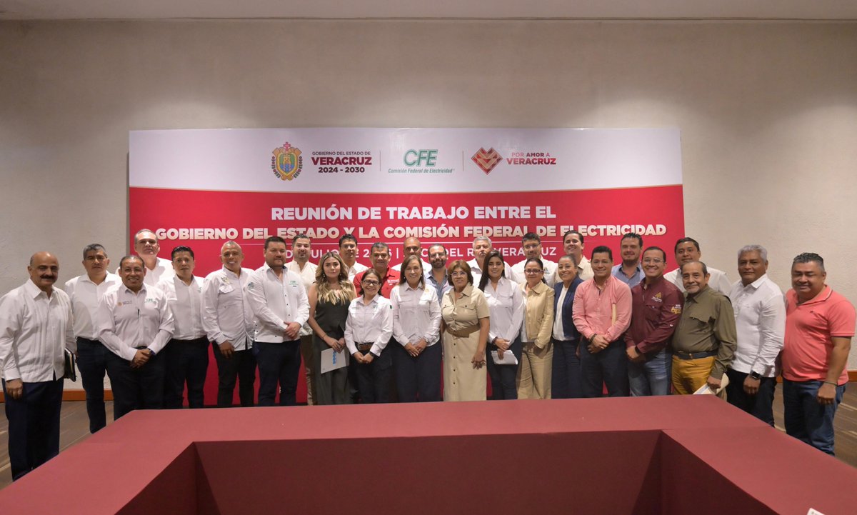 RafaFararoni's tweet photo. Siempre lo he dicho, cuando se trabaja en equipo, los beneficios son mayores. 

Este jueves, nos reunimos con la Gobernadora @rocionahle y la directora general de #CFENacional, Emilia Calleja Alor, para buscar la mejor estrategia que nos conduzca al fortalecimiento del servicio https://t.co/tghMskyuSR