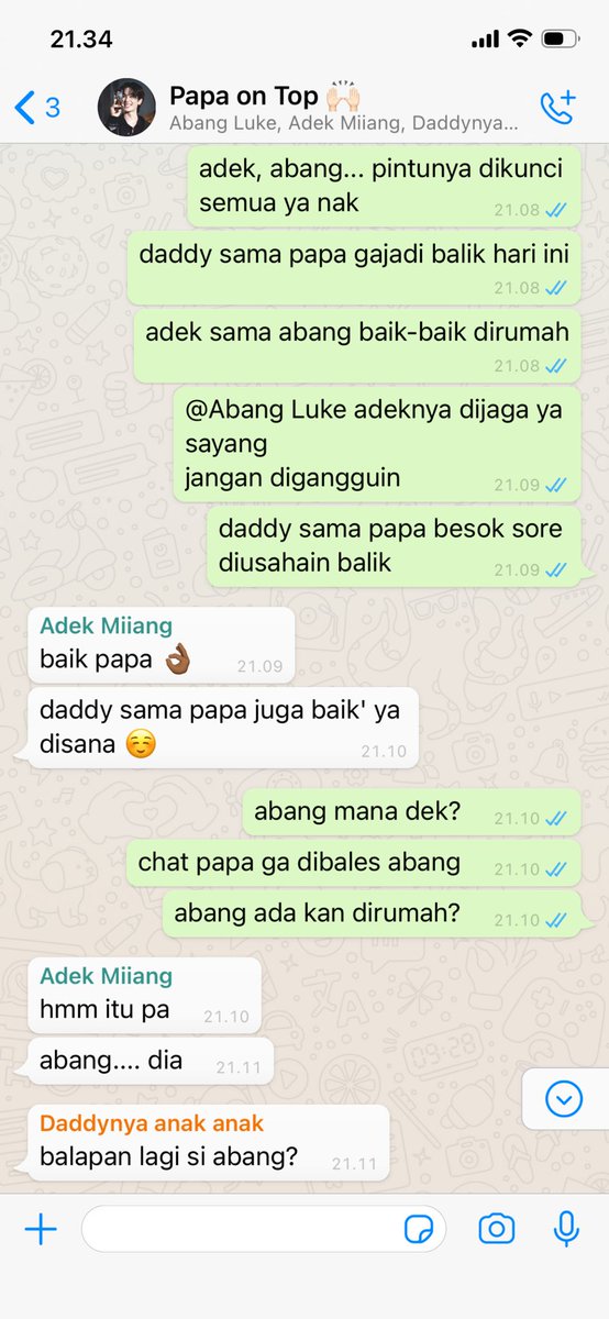 kayexpuff's tweet photo. #perthsanta au

ㅡsemua mengira daddy marah karena abang luke balapan, padahal yg paling mengecewakan adalah saat anak sulungnya meninggalkan adiknya sendirian demi mengejar adrenalin

1/4. pov papa https://t.co/UtklLIMC4J