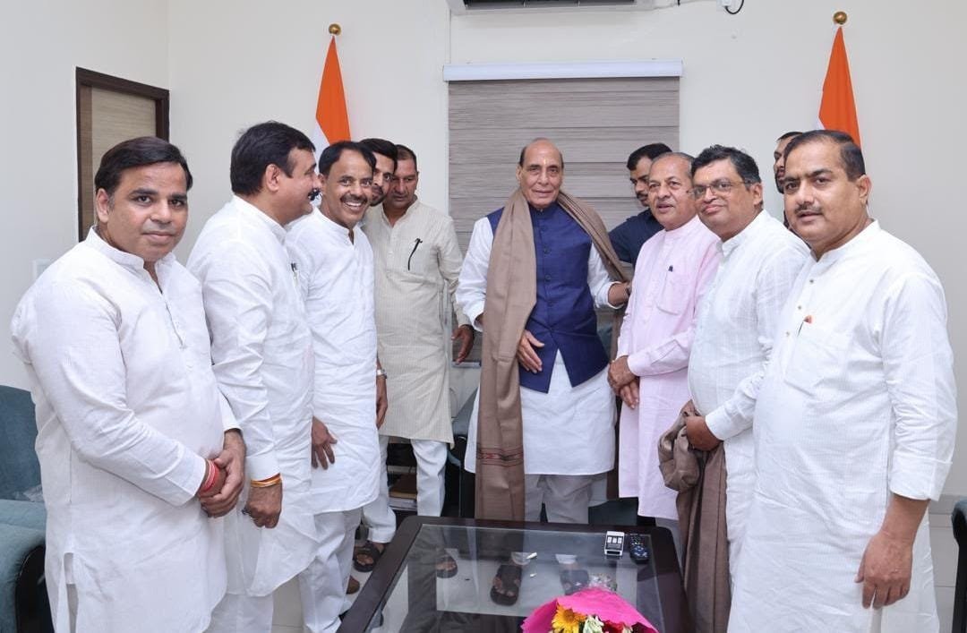 gopalkagarwal's tweet photo. आज माननीय रक्षा मंत्री एवं भारतीय जनता पार्टी के वरिष्ठ नेता आदरणीय श्री राजनाथ सिंह जी के जन्मदिवस के पावन अवसर पर उनके आवास पर पहुँचकर भाजपा के वरिष्ठ नेताओं एवं कार्यकर्ताओं के साथ उन्हें जन्मदिवस की हार्दिक शुभकामनाएँ एवं बधाई प्रेषित की।

इस अवसर पर उनका सहज, आत्मीय और स्नेहपूर्ण व्यवहार मन को छू गया। उन्होंने स्नेहपूर्वक पूछा, "गोपाल जी, आपकी पढ़ाई-लिखाई अच्छी चल रही है न?" उनके ये आत्मीय शब्द कार्यकर्ताओं के प्रति उनके अपनत्व, संवेदनशीलता और निरंतर स्नेह का जीवंत परिचय हैं।

ईश्वर से प्रार्थना है कि वे उन्हें उत्तम स्वास्थ्य, दीर्घायु, यशस्वी जीवन तथा राष्ट्रसेवा के लिए निरंतर ऊर्जा, सामर्थ्य एवं मार्गदर्शन प्रदान करें। उनके कुशल नेतृत्व में भारत की सुरक्षा, आत्मनिर्भरता एवं प्रगति का संकल्प निरंतर और अधिक सशक्त होता रहे।

आदरणीय राजनाथ सिंह जी को जन्मदिवस की पुनः हार्दिक शुभकामनाएँ एवं मंगलकामनाएँ।

@rajnathsingh 

@nawabsnagar @maheshbjpup