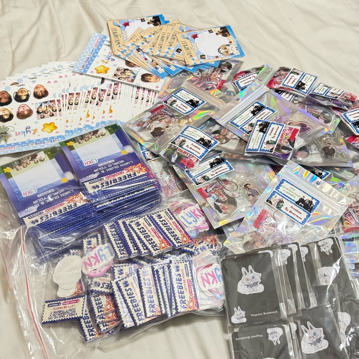 itsbbysuh's tweet photo. Freebies for #LYKNDuskAndDawnxJakarta 🫰🏻 see youu rampok freebies kita pliss 🤭✨ https://t.co/XphGyjthN3