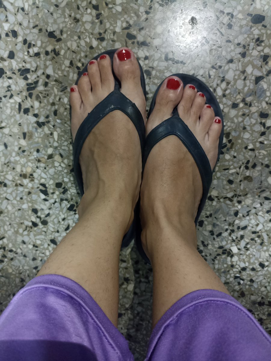 Mimifm09's tweet photo. Some pretty red nails to start the weekend 💅 #fetish #feedomination #feetfetısh #feetusa https://t.co/FFpRZyXJOR