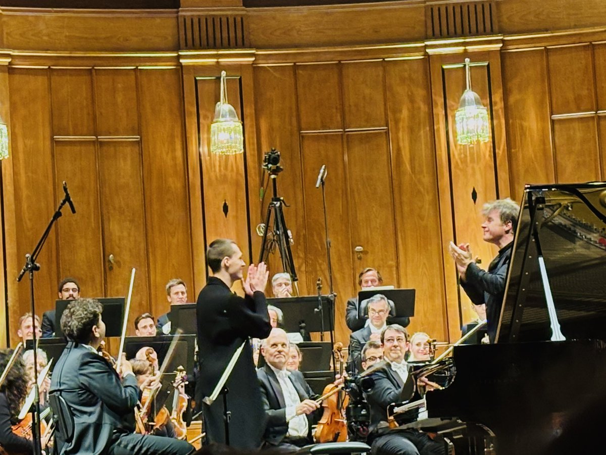 ManuelBrug's tweet photo. Lebendiges #quartettderkritiker @musikkritiker - erstmals #kissingersommer. Mit Intendant #alexandersteinbeis ging es via 19 Einspielungen 2. #brahms 🎹 Konzert auf den🦷. Danach waren @bambergsymphony #jakubhrusa #brahms3 und #lukassternath dran. 🎶🤷♂️🤗⛲️ plus #waltrautmeier https://t.co/CBe0muwErU