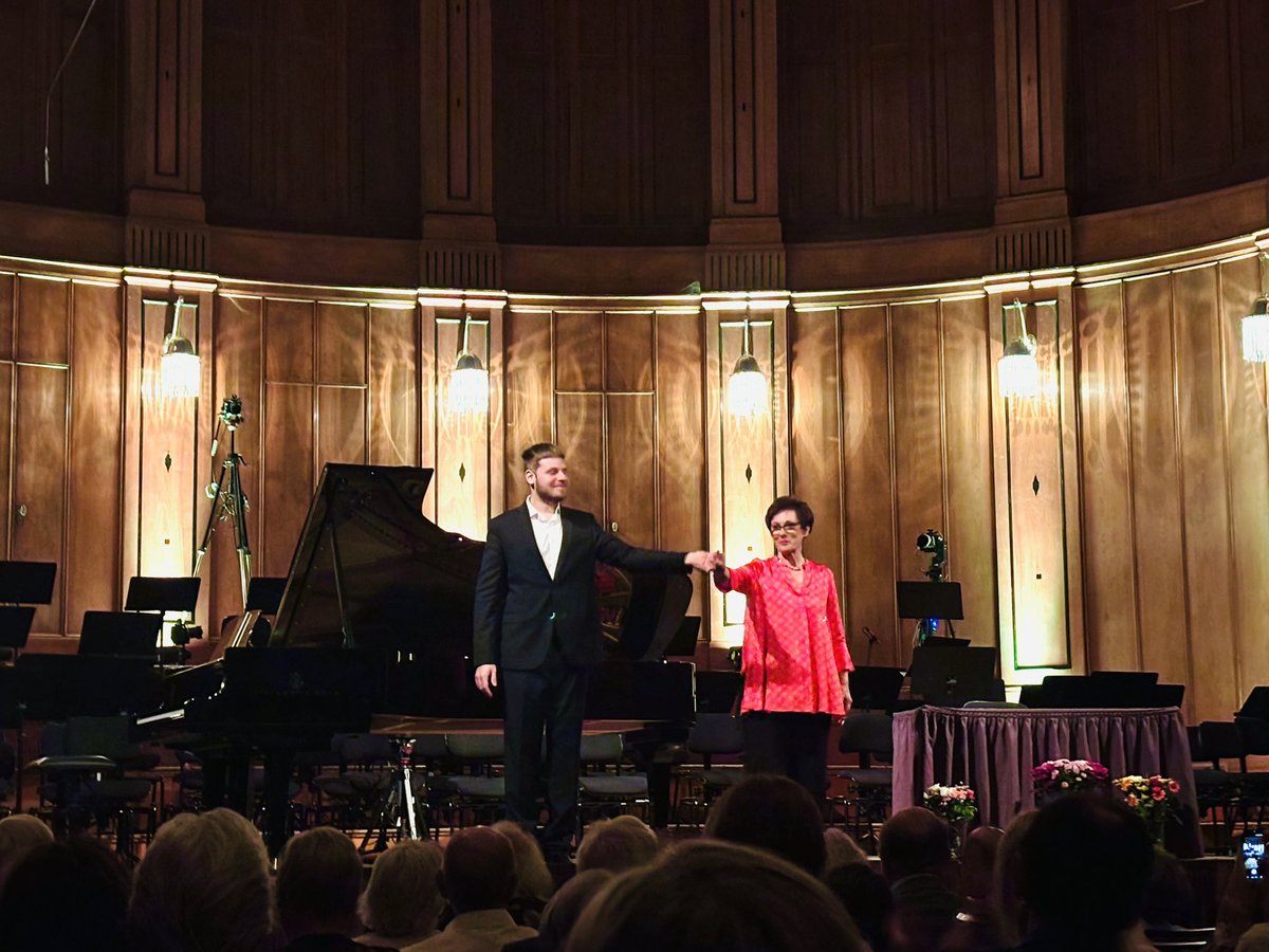 ManuelBrug's tweet photo. Lebendiges #quartettderkritiker @musikkritiker - erstmals #kissingersommer. Mit Intendant #alexandersteinbeis ging es via 19 Einspielungen 2. #brahms 🎹 Konzert auf den🦷. Danach waren @bambergsymphony #jakubhrusa #brahms3 und #lukassternath dran. 🎶🤷♂️🤗⛲️ plus #waltrautmeier https://t.co/CBe0muwErU