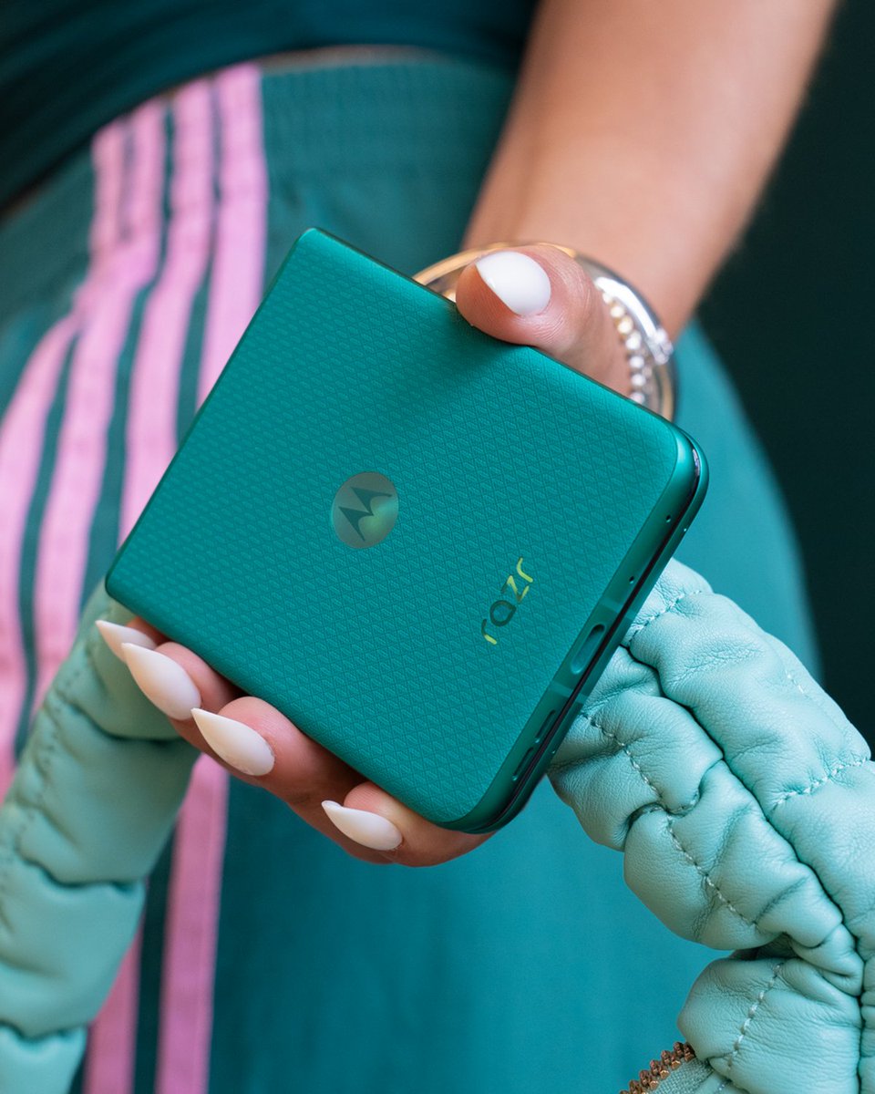 MotorolaUS's tweet photo. POV: green is your favorite color💚💚💚#razr #MakeItIconic https://t.co/DcfbPNNDDY