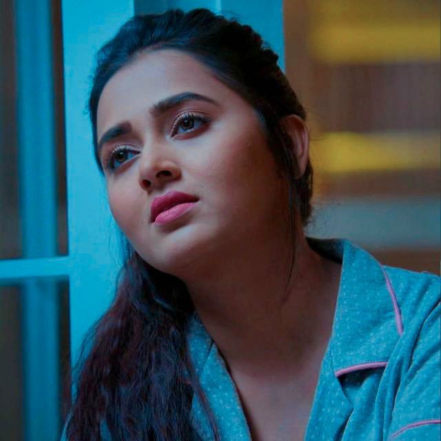VinayRaghu02's tweet photo. Kabhi yaadon mein aaun, kabhi khwabon mein aaun
Teri palkon ke saaye mein aakar jhilmilaun
Main wo khushboo nahi jo
Hawa mein kho jaaun....🎵
#TejasswiPrakash #TejaTroops #Silsila2 #MisHaan https://t.co/X0MElH0f9f