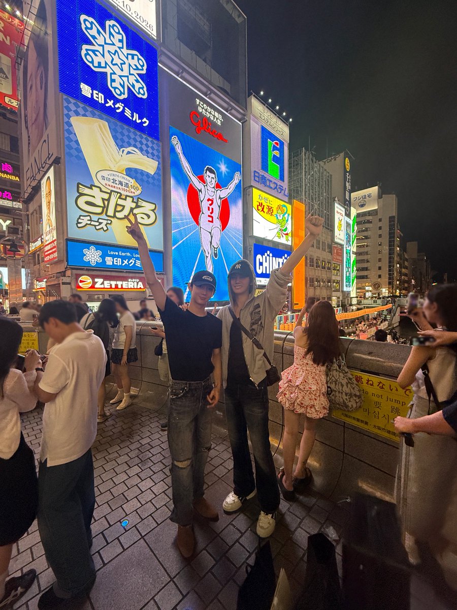 kgvtexts's tweet photo. 260710 🦌🐶💬 23:18 JST

ㄴ no i also have something funny
ㄴ 📸 x 2
ㄴ these are not that the fan marketing team took in 0.5 to make it cute
ㄴ but rather photos that a russian couple took for us after we took photos for them https://t.co/M8R1UxDbsj