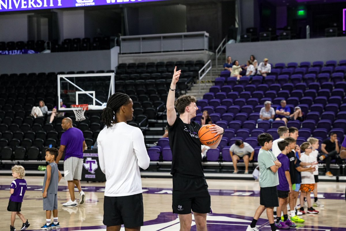 TarletonMBB's tweet photo. We have 1️⃣ more kids camp left in 1️⃣0️⃣ days‼️

Sign up today to spend three days with Texan basketball coaches and players to begin or get more involved in your game 😤

Register today - https://t.co/nkgTYa14GS https://t.co/fJe3TyAMAX