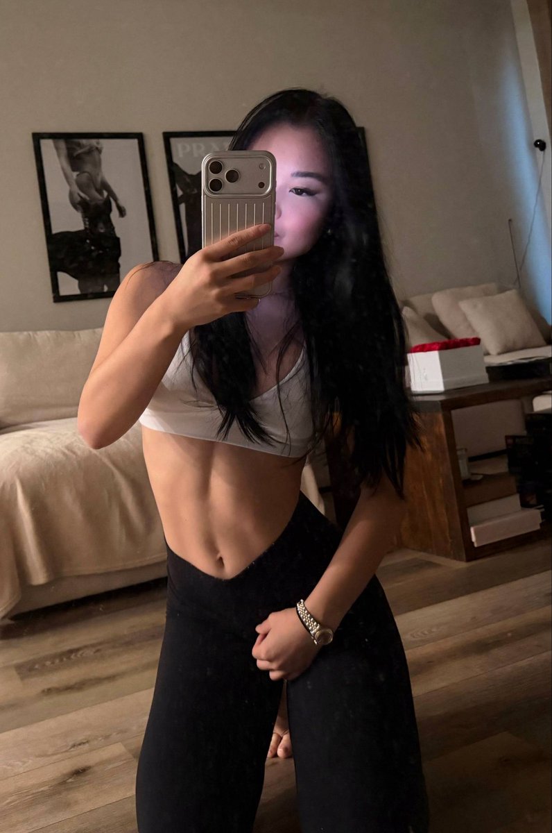itsemilychoii's tweet photo. do men still like petite women? https://t.co/2aX7BdF3iT