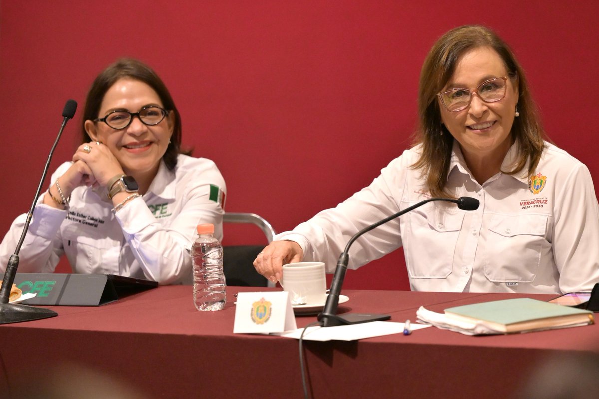 RafaFararoni's tweet photo. Siempre lo he dicho, cuando se trabaja en equipo, los beneficios son mayores. 

Este jueves, nos reunimos con la Gobernadora @rocionahle y la directora general de #CFENacional, Emilia Calleja Alor, para buscar la mejor estrategia que nos conduzca al fortalecimiento del servicio https://t.co/tghMskyuSR