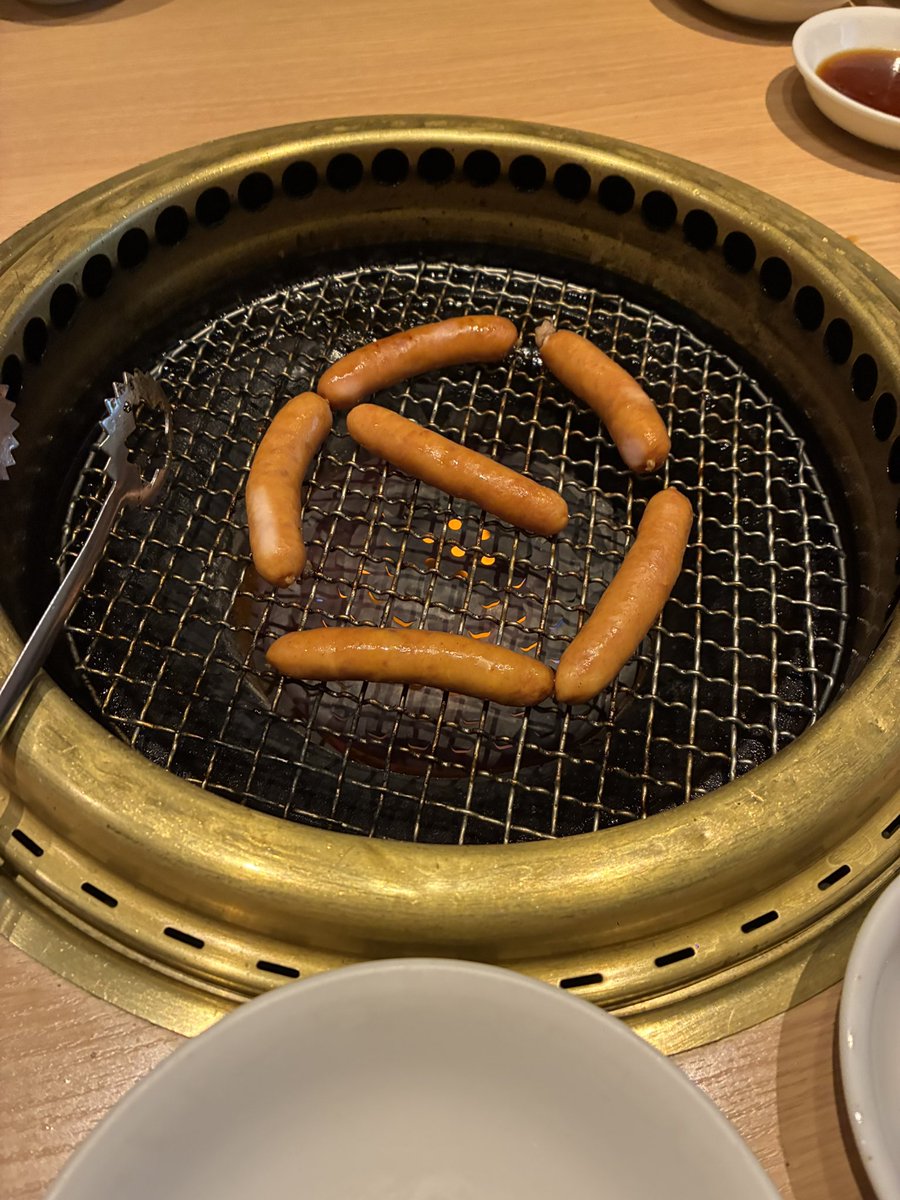Kobasan321's tweet photo. 焼肉食べた
みんな肉の写真上げてるから俺はウインナー焼いてるやつ上げる https://t.co/lZzzwSjvtB