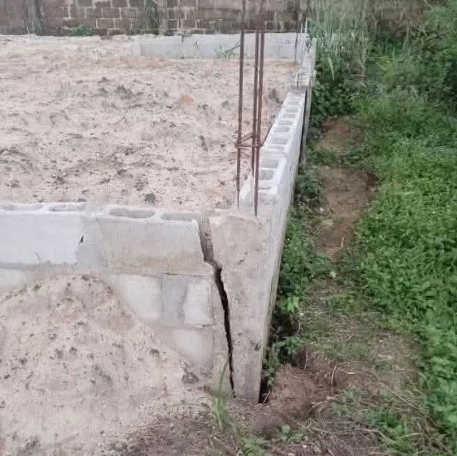 BSAT_Properties's tweet photo. Builders in the house, 

1. What caused this? 

2. How could it have been prevented? https://t.co/wSRQ3vcgSm