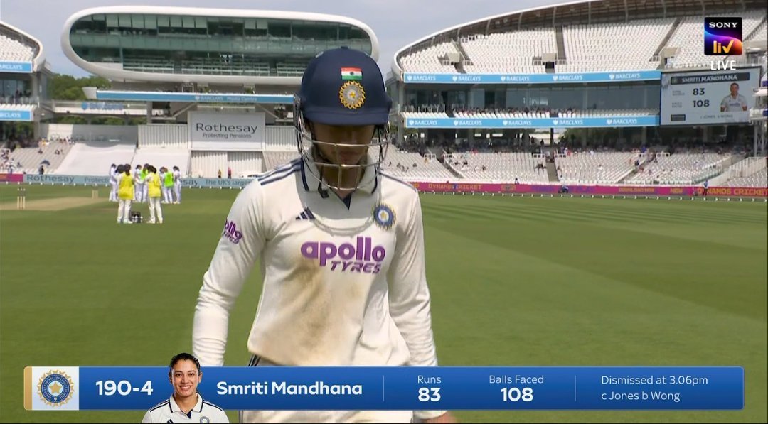 SomeshJangra07's tweet photo. HEARTBREAKING 💔 MOMENT FOR SMRITI MANDHANA. #INDvsENG #Test #SmritiMandhana https://t.co/iAyDy0ou9A