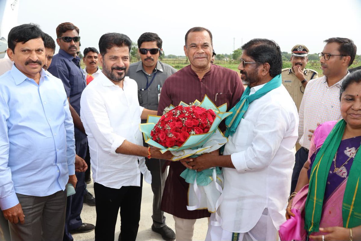 KomatireddyKVR's tweet photo. రైతు బిడ్డలమైన మాకు అన్నదాతల కష్టం తెలుసు.. 
కేవలం 9 రోజుల్లో రూ. 9,000 కోట్లు రైతుల ఖాతాల్లో జమ చేసి, చెప్పిన మాటను చేతల్లో చూపించిన రైతు పక్షపాతి మన ఇందిరమ్మ ప్రభుత్వం.

మధిర నియోజకవర్గం, జగన్నాథపురంలో జరిగిన 'రైతు ఆశీర్వాద సభ'లో ముఖ్యమంత్రి శ్రీ @revanth_anumula గారు, ఉప ముఖ్యమంత్రి శ్రీ @Bhatti_Mallu గారితో కలిసి పాల్గొనడం ఎంతో సంతృప్తినిచ్చింది. ఈ వేదికగా రైతులకు వానాకాలం పంటకు  'రైతు భరోసా' పెట్టుబడి సాయాన్ని పూర్తి చేయడంతో పాటు, నూతన ఈ-పట్టాదార్ పాస్‌బుక్‌లను పంపిణీ చేశాము.

#RythuBharosa #KomatireddyVenkatReddy #Telangana