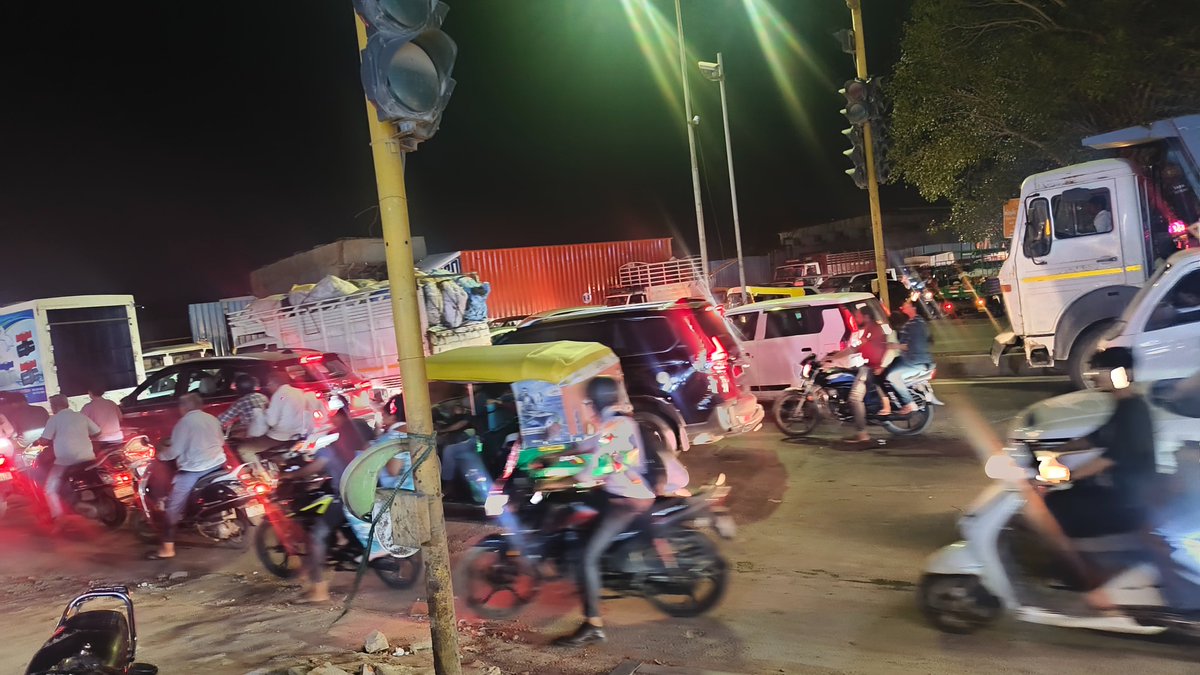 rtpatel7's tweet photo. @AhmedabadPolice પાંજરાપોળ સર્કલ રીંગરોડ વસ્ત્રાલ રોજની આજ એક સમસ્યા... https://t.co/vsEGRYP1vz