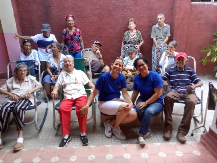 ComputadoraJc's tweet photo. "Bajo el Sol de la Innovación" esta semana visitamos Casas de Abuelos en jornadas inolvidables y de aprendizaje. Vive el #VeranoEnJovenClub  #VeranoConMiGente #JovenClubEnVerano2026 #HonorHolguinero https://t.co/OBXp0hzUct