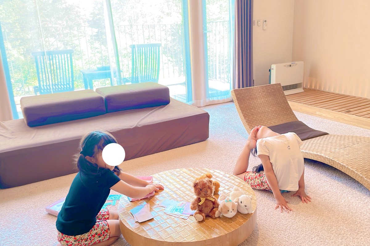 Oz_ForGood's tweet photo. 毎年恒例の長野旅行中🍎
チェックインして秒で自宅のリビングみたいになる🏠
長野何度も旅行してるのに今回でリンゴジュースに目覚めてしまい、見かける度に買ってみて味比べしてる😋 https://t.co/fPWKSQIFVa
