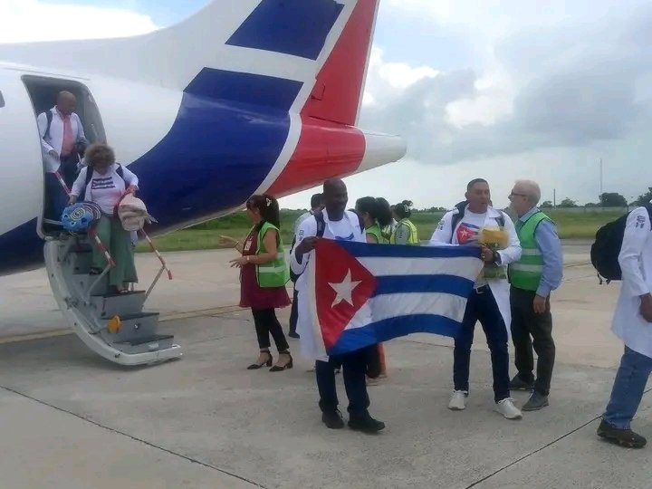 TaniaMCruzHdez's tweet photo. Un nuevo grupo de cooperantes cubanos de la #Salud regresaron con el deber cumplido y recibieron la bienvenida oficial de la Viceminista, Dra. Carilda Peña García; luego de haber sido despedidos en la Plaza José Martí de la Avenida Las Américas, en Guatemala.

#CubaPorLaVida https://t.co/IGeG7g8eEE