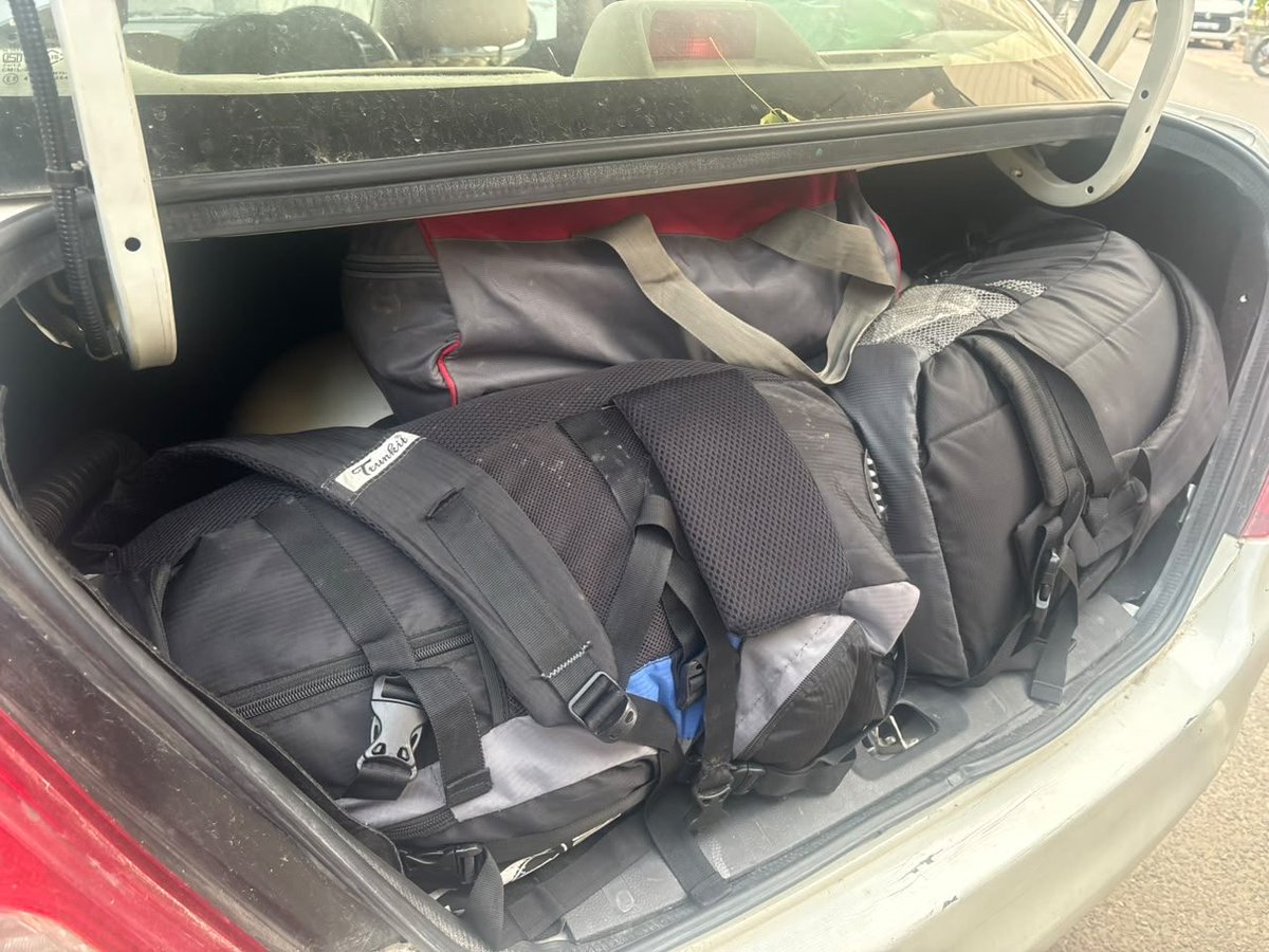 BrijeshvrmKumar's tweet photo. @rapidoapp_ Booked a cab from Leela Hotel. I booked a premium because we were 4 people with 4 big bags Bags but there was no space in the trunk because of the CNG Cylinder. I adjusted two bag in the trunk and other two was adjust on our legs and no Customer Support available. https://t.co/NGQoabUtQ8