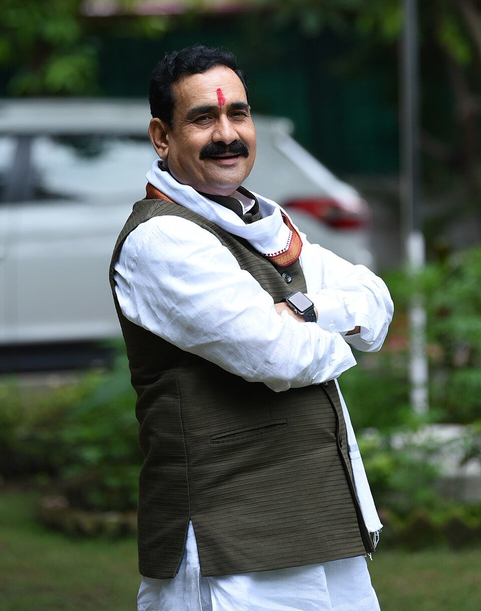 ElectionMP2028's tweet photo. क्यों नहीं बनाया नरोत्तम मिश्रा को भाजपा ने अपना उम्मीदवार?

नरोत्तम मिश्रा वो ठहरा हुआ समंदर हैं, जो कभी भी सुनामी का रूप ले सकते हैं। 2020 से 2023 की शिवराज सरकार में नरोत्तम मिश्रा ने कई बार शिवराज सिंह चौहान को लाल आँख दिखाई।

उन्होंने ख़ुद को शिवराज सिंह से बड़ा दिखाया और गृह विभाग पर ऐसा नियंत्रण रखा कि शिवराज सिंह चौहान की ख़ुद की फाइलें तक अटकी रहती थीं।

मोहन यादव भी तब शिवराज सरकार में मंत्री थे और वे नरोत्तम मिश्रा को अच्छी तरह जानते थे कि सरकार में उनका भौकाल और दख़ल किस प्रकार रहता था।

आज मोहन यादव ने अपनी पूरी ताक़त लगाकर नरोत्तम मिश्रा का टिकट कटवा दिया। अगर नरोत्तम मिश्रा चुनाव जीत जाते, तो वे मोहन यादव को चैन से बैठने नहीं देते।

मोहन यादव पहले ही शिवराज सिंह चौहान, प्रह्लाद पटेल, कैलाश विजयवर्गीय और उमा भारती जैसे नेताओं से परेशान हैं। ऐसे में एक और प्रभावशाली नेता उनकी सरकार के लिए अड़चन बनता।