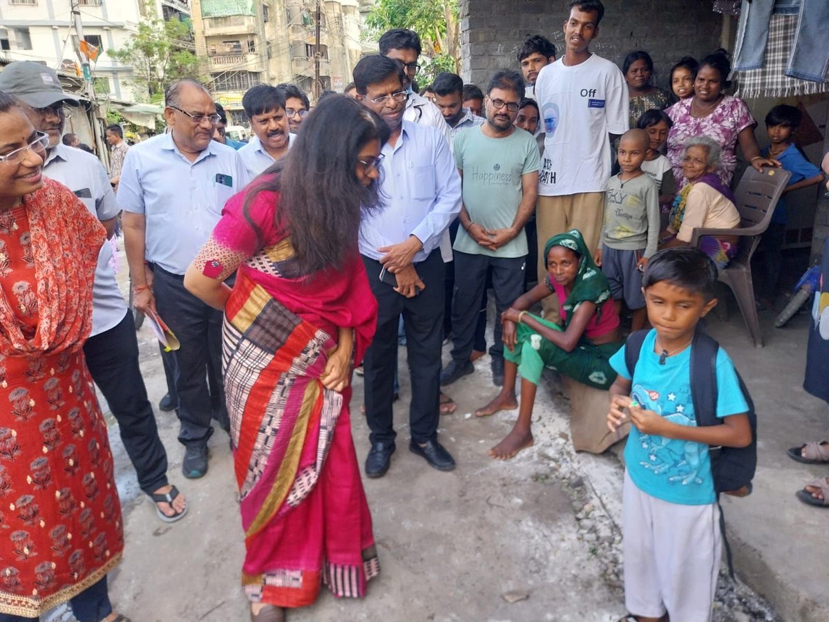 GuvnlOfficial's tweet photo. @IAS_ShaliniAgr visited flood-affected areas of South Zone-A and East Zone-A to review the ongoing relief, cleaning and restoration work in Surat. https://t.co/NIP5A6SInn