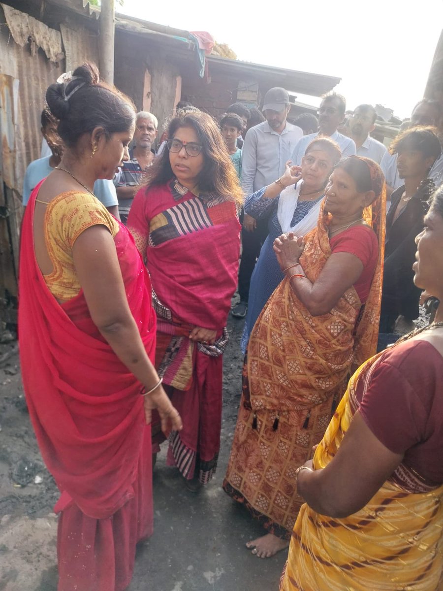GuvnlOfficial's tweet photo. @IAS_ShaliniAgr visited flood-affected areas of South Zone-A and East Zone-A to review the ongoing relief, cleaning and restoration work in Surat. https://t.co/NIP5A6SInn