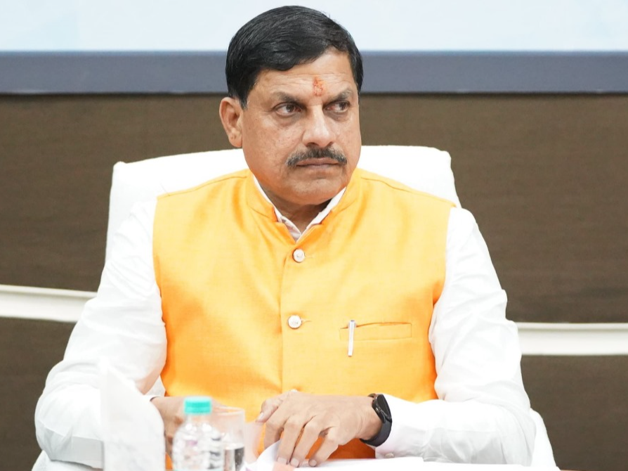 ElectionMP2028's tweet photo. क्यों नहीं बनाया नरोत्तम मिश्रा को भाजपा ने अपना उम्मीदवार?

नरोत्तम मिश्रा वो ठहरा हुआ समंदर हैं, जो कभी भी सुनामी का रूप ले सकते हैं। 2020 से 2023 की शिवराज सरकार में नरोत्तम मिश्रा ने कई बार शिवराज सिंह चौहान को लाल आँख दिखाई।

उन्होंने ख़ुद को शिवराज सिंह से बड़ा दिखाया और गृह विभाग पर ऐसा नियंत्रण रखा कि शिवराज सिंह चौहान की ख़ुद की फाइलें तक अटकी रहती थीं।

मोहन यादव भी तब शिवराज सरकार में मंत्री थे और वे नरोत्तम मिश्रा को अच्छी तरह जानते थे कि सरकार में उनका भौकाल और दख़ल किस प्रकार रहता था।

आज मोहन यादव ने अपनी पूरी ताक़त लगाकर नरोत्तम मिश्रा का टिकट कटवा दिया। अगर नरोत्तम मिश्रा चुनाव जीत जाते, तो वे मोहन यादव को चैन से बैठने नहीं देते।

मोहन यादव पहले ही शिवराज सिंह चौहान, प्रह्लाद पटेल, कैलाश विजयवर्गीय और उमा भारती जैसे नेताओं से परेशान हैं। ऐसे में एक और प्रभावशाली नेता उनकी सरकार के लिए अड़चन बनता।